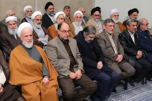 احمدی نژاد (ردیف جلو - نفر دوم از راست) در مراسمی در مقر علی خامنهای ۱۴۰۲