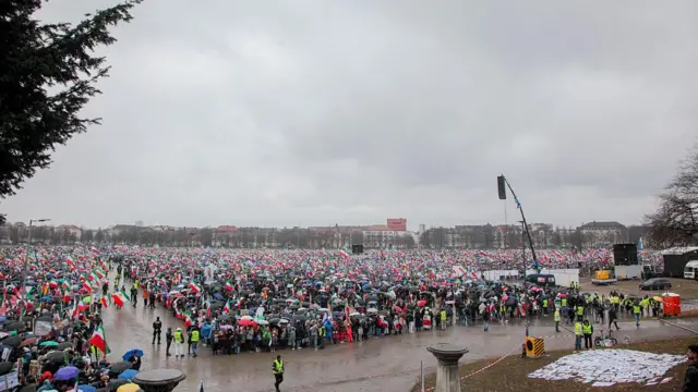 تظاهرکنندگان با در دست داشتن پرچمهای ایران پیش از انقلاب ۱۹۷۹، در تاریخ ۱۴ فوریه ۲۰۲۶ در یک تجمع اعتراضی در مونیخ، آلمان گرد هم آمدهاند. این اعتراض بخشی از یک روز هماهنگ تظاهرات در چندین شهر بینالمللی از جمله مونیخ، تورنتو و سیدنی است که در پی سرکوب خونین معترضان در ایران در ماه گذشته برگزار شده است.