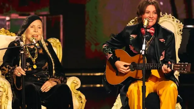 Joni Mitchell foi acompanhada no palco por Brandi Carlile