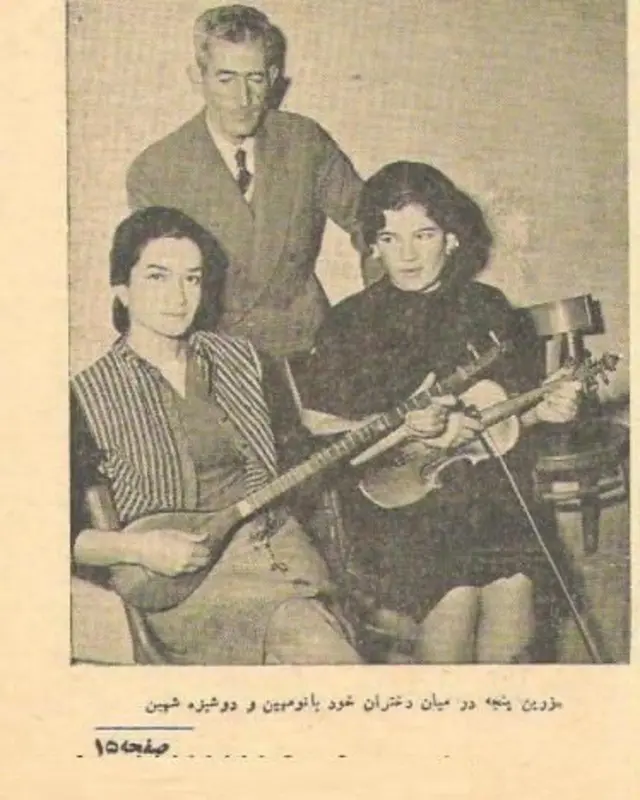 نصرالله زرین‌پنجه و دو دخترش از راست: مهین که ویولون در دست دارد و شهین که سه‌تار به دست گرفته است