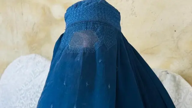  Musrsal obinrin Afghanistan ree ninu hijaabu to bo o loju.