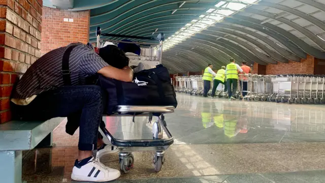 त्रिभुवन विमानस्थलमा यात्रु