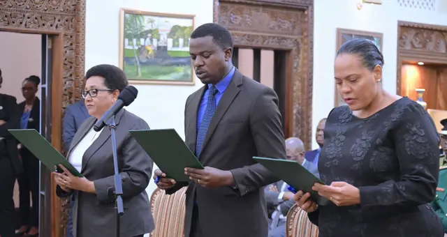 Uvuye ibumoso, minisitiri w'ububanyi n'amahanga mushya Stergomena Tax, minsitiri w'ingabo mushya Innocent Bashungwa, na minisitiri mu biro bya perezida ushinzwe ubutegetsi bw'igihugu Angellah Jasmine Kairuki barimo kurahira