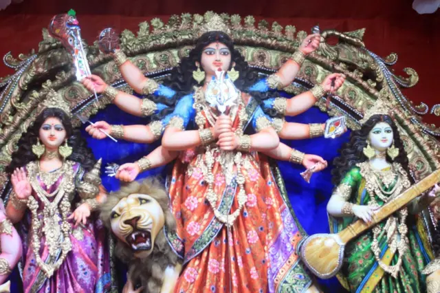 कोलकाता के एक पंडाल में लगी देवी दुर्गा की प्रतिमा.