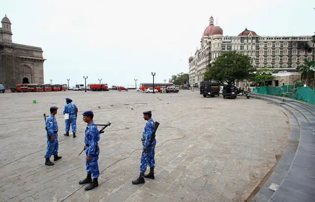 గేట్ వే ఆఫ్ ఇండియా, బ్రిటిషర్లు, ముంబయి, బొంబాయి, ఇండియన్ నేవీ, ఫ్యాషన్ షో, తాజ్‌మహల్ హోటల్