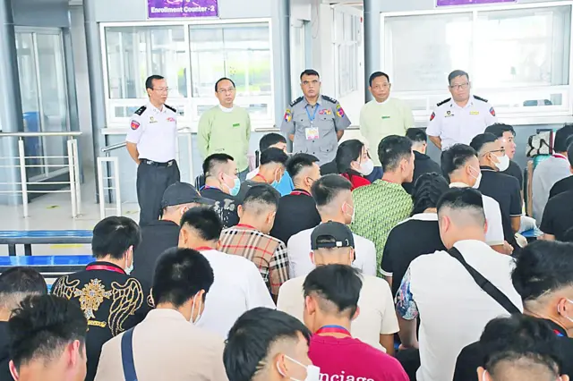 Người Việt bị bắt giữ ở Myanmar (ảnh được chính quyền Myanmar chia sẻ hôm 16/7) Người Việt bị bắt giữ ở Myanmar (ảnh được chính quyền Myanmar chia sẻ hôm 16/7)