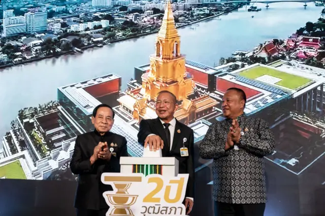 บุญส่ง น้อยโสภณ รองประธานคนที่ 2, มงคล สุระสัจจะ ประธานวุฒสิภ, พล.อ.เกรียงไกร ศรีรักษ์ รองประธานคนที่ 1 (จากซ้ายไปขวา) ร่วมกันเปิดงานแถลงผลงานในรอบ 2 ปีของวุฒิสภา วันที่ 7 ก.ค.