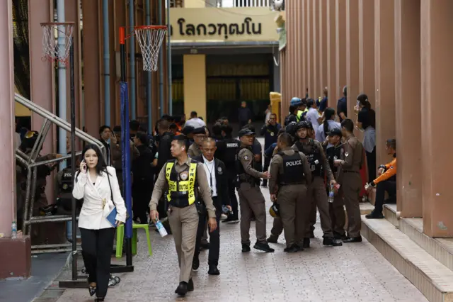 警員在泰國暖武里府挽粿縣（Bang Kruai）的帖詩琳暖武里學校應對校園槍擊事件（7/8/2026）