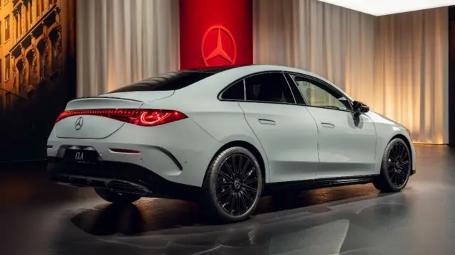 بنز چند ماه پس از عرضه مدل الکتریکی یک مدل هیبرید هم از CLA به بازار عرضه می‌کند