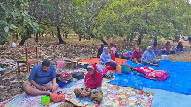 Warga Desa Nangahale,Kecamatan Talibura, Kabupaten Sikka, NTT, mengungsi secara mandiri ke kebun usai gempa pada Sabtu (15/08).