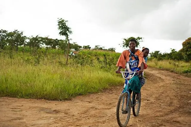 Mama akiendesha baiskeli