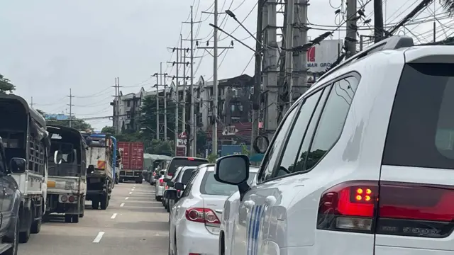 ရန်ကုန်မှာ ဓာတ်ဆီဝယ်ယူဖို့ တန်းစီစောင့်ဆိုင်းနေရတဲ့ကားတန်းရှည်