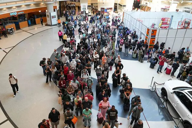 Pasajeros hacen largas filas en el aeropuerto Hartsfield-Jackson, de Atlanta