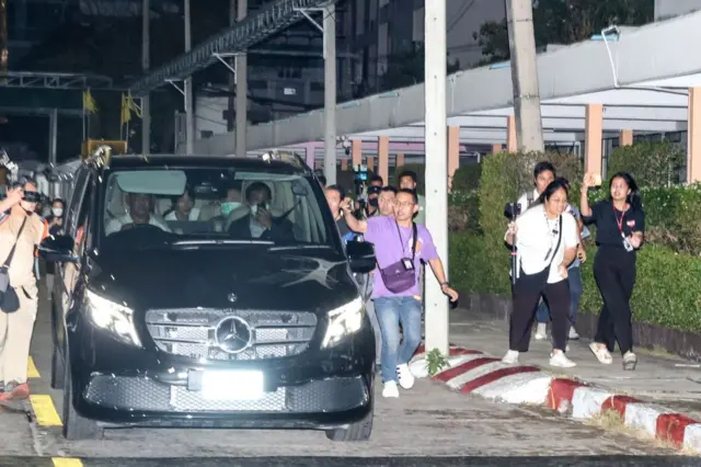 รถที่พาตัวนายทักษิณกลับออกจากโรงพยาบาลตำรวจ 