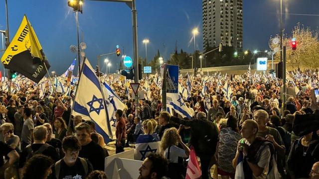 Manifestantes en Jerusalén piden la dimisión del primer ministro Netanyahu.