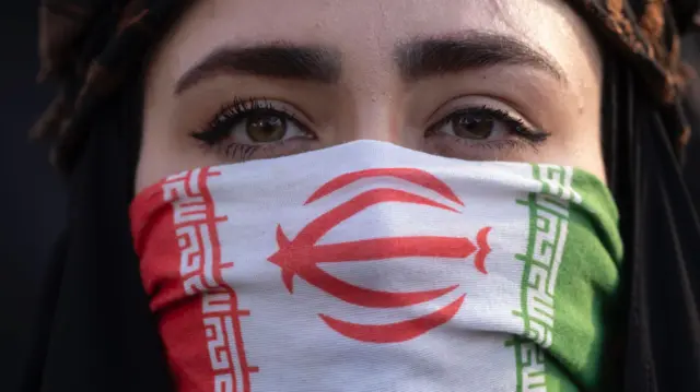 Irańska kobieta bierze udział w prorządowym wiecu w Teheranie, Iran, 12 stycznia 2026 roku