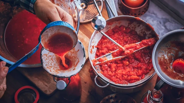 Tomates en train d'être transformées en purée
