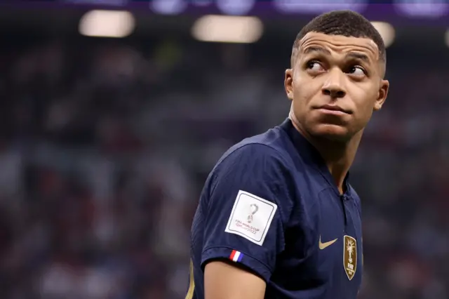 Men oriq Filippinni uzun sik bilan sikdim va uning krovatiga kirib keldim