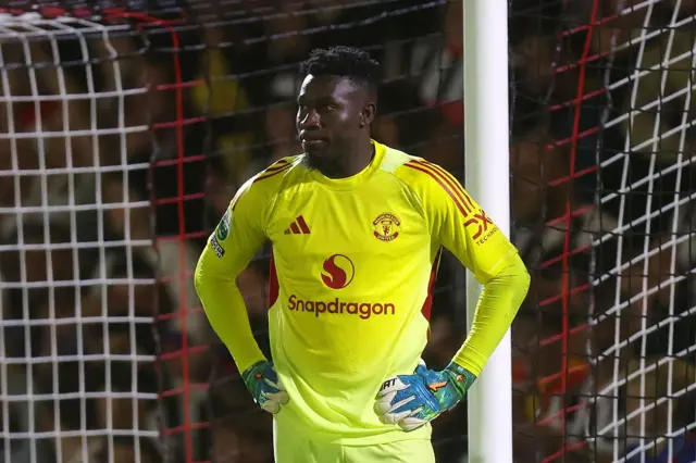 André Onana qui se tient la taille