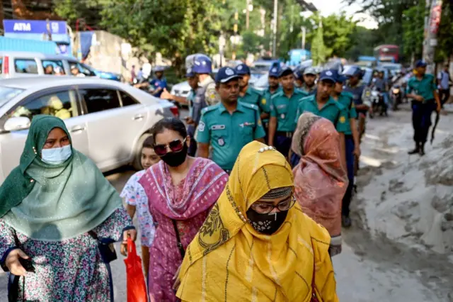 ডিবি হেফাজতে থাকা সমন্বয়কদের কয়েকজনের পরিবার মহানগর গোয়েন্দা পুলিশের কার্যালয়ে গেলেও তাদেরকে পরিবারের সাথে দেখা করতে দেয়া হয় নি।