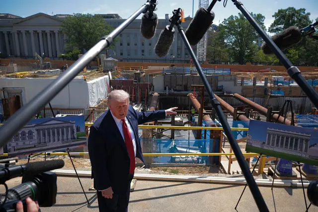 Трамп разговаривает с журналистами рядом со строительной площадкой бального зала на территории Белого дома