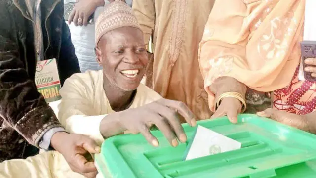 Wani mutum yana kaɗa ƙuri'a 