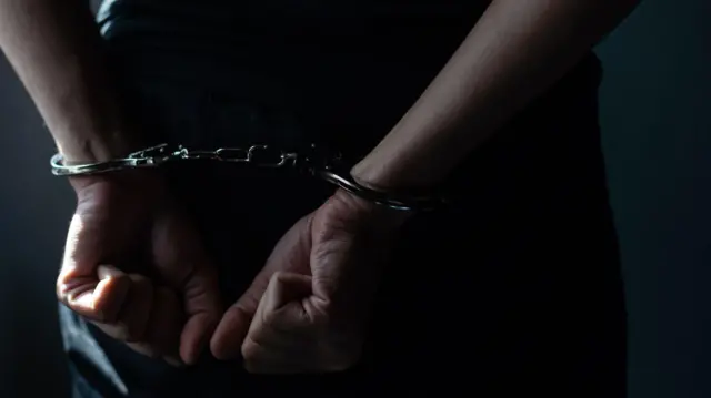 தாய், தம்பியைக் கொலை செய்த 20 வயது இளைஞர்