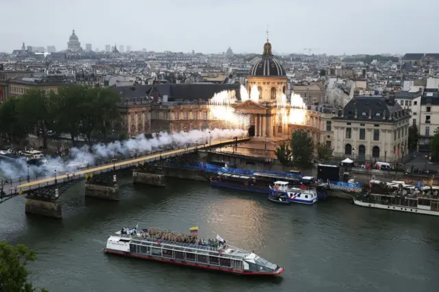 Una vista general del Instituto de Francia y del Puente de las Artes durante un espectáculo pirotécnico mientras los barcos con los equipos de Chipre, Colombia y las Comoras pasan por el río Sena durante la ceremonia de apertura de los Juegos Olímpicos de París 2024.