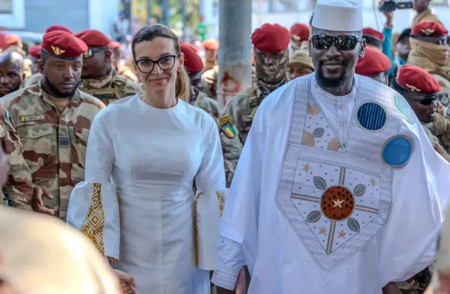 Doumbouya yashakanye na Lauriane Darboux - Lauriane Doumbouya ubu - bahuriye mu mahugurwa y'abajandarume mu bufaransa mu myaka ya za 2000