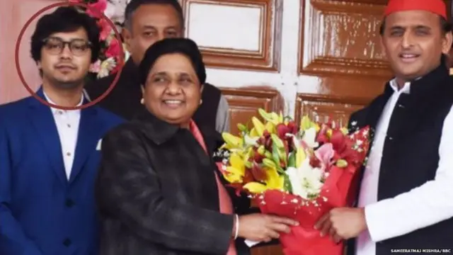 नीले कोट में मायावती के पीछे मौजूद हैं आकाश