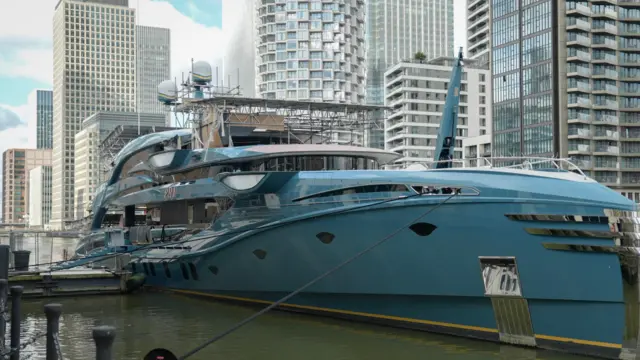 Un superyate azul frente a edificios