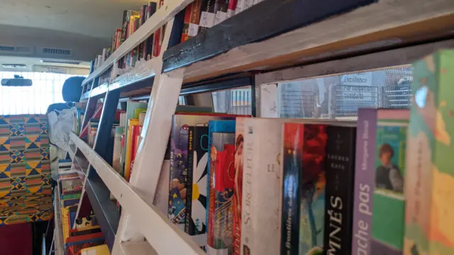 Des livres pour enfant sont rangés dans un bus transformé en Bibliothèque mobile dans la ville de Bukavu dans l’Est de la RDC.