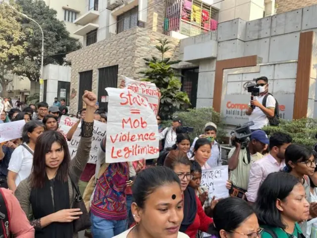 মেয়েদের ধূমপান নিয়ে স্বরাষ্ট্র উপদেষ্টার মন্তব্যে বিক্ষোভ