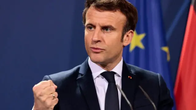 امانوئل مکرون در انتخابات ریاست جمهوری ۲۰۲۲، مارین لوپن، رهبر حزب راست افراطی را شکست داد