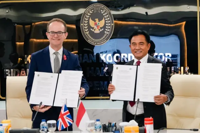 Menko Kumham Imipas, Yusril Ihza Mahendra dan Duta Besar Inggris untuk Indonesia, Dominic Jermey.