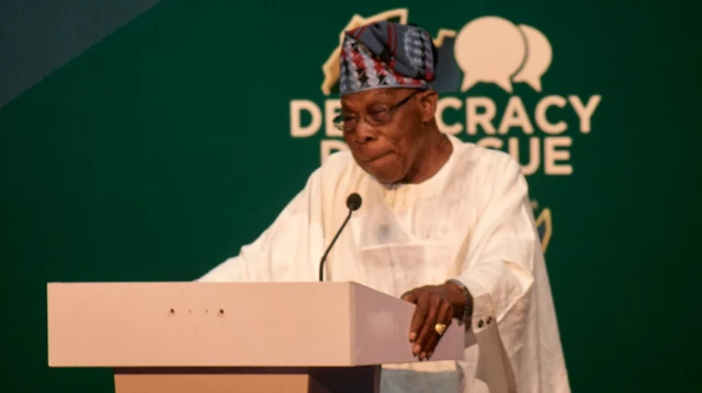 Aarẹ Naijiria tẹlẹ, Olusegun Obasanjo, wọ agbada funfun pẹlu fila lori