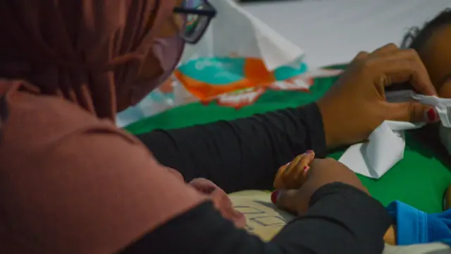 Seorang warga menjaga anaknya yang dirawat dengan dugaan gagal ginjal akut di RSUP Dr.M.Djamil, Padang, Sumatera Barat, Kamis (20/10/2022)