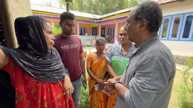 আসামের নলবাড়িতে সাকিনা বেগমের ছেলে মেয়েরা কথা বলছেন বিবিসির অমিতাভ ভট্টশালীর সঙ্গে