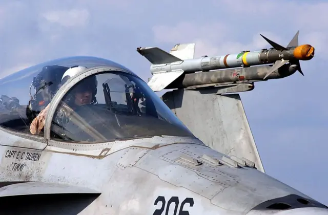 F/A-18 Hornet savaş uçağı 20 Mart 2003'te Irak üzerindeki görevleri için kalkış hazırlığı yaparken AIM-9 Sidewinder füzesiyle donatılmış halde görülüyor