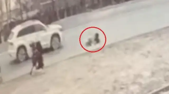 Кызды автонуаа сүзүп кеткен учур видеого түшүп калган