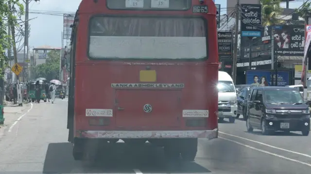 මහරගම - කොළඹ මාර්ගයේ ධාවනය වෙමින් පැවති ශ්‍රී ලංගම බස් රථයකින් කළු දුම් පිටවන අයුරු (2026.07.28)