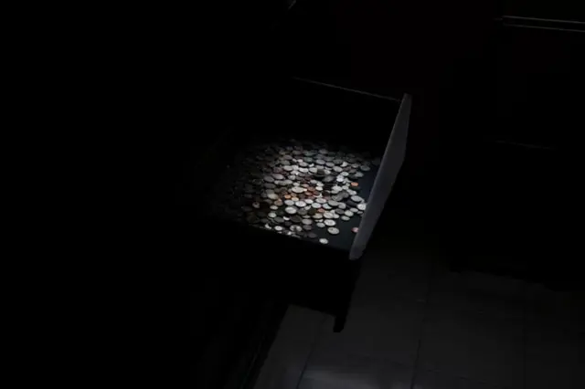 Mairin se procure souvent ces tiroirs et vend généralement les pièces pour la valeur de la pièce de cinq cents