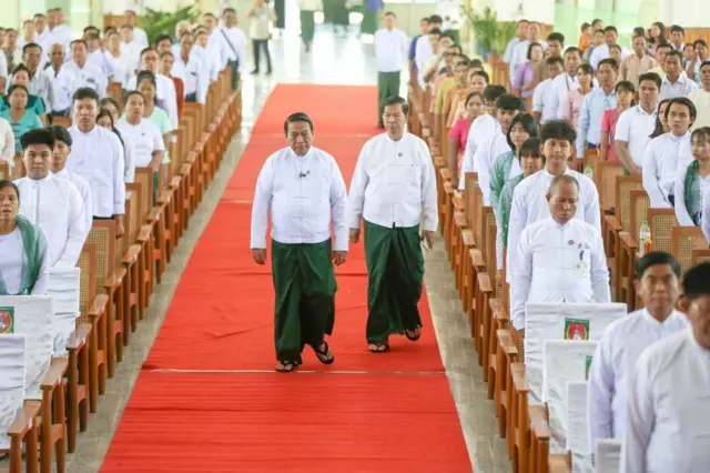 ပြည်ခိုင်ဖြိုးပါတီ ဥက္ကဋ္ဌ ဦးခင်ရီနဲ့ ပါတီအစည်းအဝေးမြင်ကွင်း ( ပုံဟောင်း)