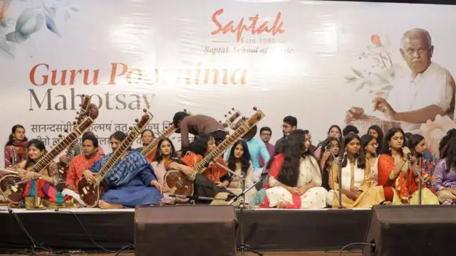 સપ્તકના મંચની તસવીર 