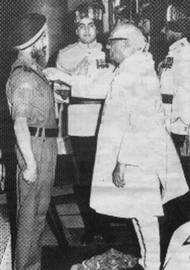 ਜਨਰਲ ਸੁਬੇਗ ਸਿੰਘ ਤਤਕਾਲੀ ਰਾਸ਼ਟਰਪਤੀ ਵੀਵੀ ਗਿਰੀ ਤੋਂ ਪਰਮ ਵਸ਼ਿਸ਼ਟ ਸੇਵਾ ਮੈਡਲ ਹਾਸਲ ਕਰਦੇ ਹੋਏ