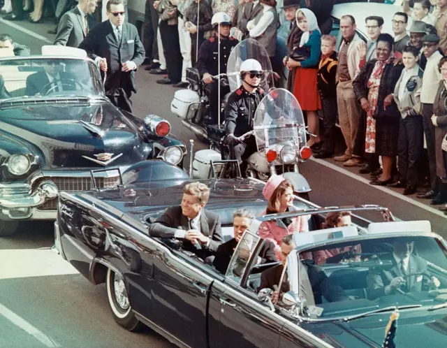 Tổng thống John F Kennedy và vợ, bà Jacqueline Kennedy, tại thành phố Dallas, bang Texas vào ngày 22/11/1963. Bức ảnh được chụp chỉ vài phút trước khi ông bị ám sát   