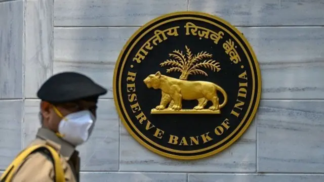 સહકારી બૅન્કો ઉપર રિઝર્વ બૅન્ક ઑફ ઇન્ડિયા અને રાજ્યના સહકાર વિભાગનું સંયુક્ત નિયંત્રણ હોય છે