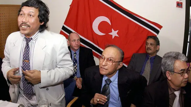 Pejabat penerangan GAM Bakhtiar Abdullah (kiri), pemimpin GAM di pengasingan, Perdana Menteri Malik Mahmud (tengah) dan kepala negosiator GAM, menteri kesehatan dan luar negeri Zaini Abdullah (kanan) mengadakan konferensi pers singkat setelah mengakhiri negosiasi kedua perwakilan pemerintah Indonesia di Helsinki, Finlandia, pada 23 Februari 2005.