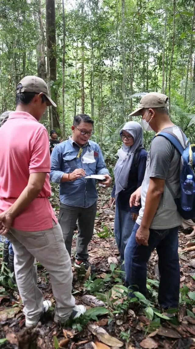 Antropolog Kalimantan Tengah, Gauri Vidya Dhaneswara (tengah dan mengenakan kemeja biru) bersama tiga rekannya. 