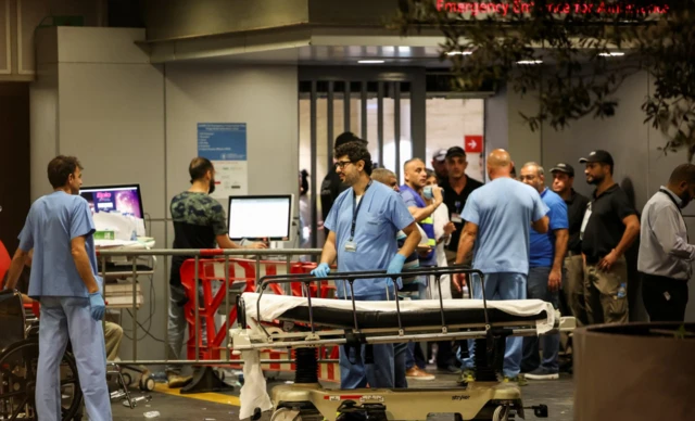 अस्पताल में जो घायल पहुंचे हैं, उनमें बुजुर्ग भी शामिल हैं और नौजवान भी शामिल हैं